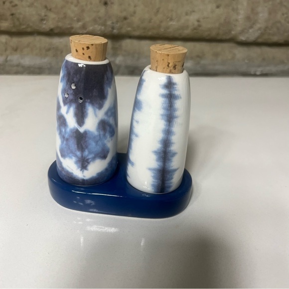 Salt and pepper shakers. - Picture 1 of 2